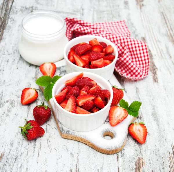 Cuenco con fresas frescas — Foto de Stock