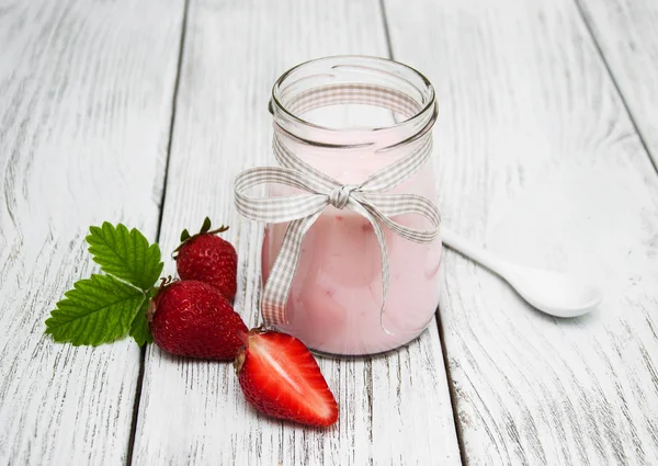 Iogurte com morangos frescos — Fotografia de Stock