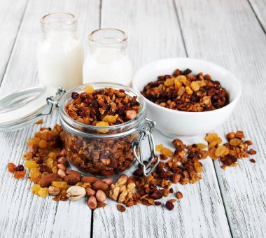 Ev yapımı fındıklı granola.