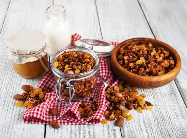 Ev yapımı fındıklı granola.