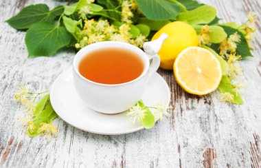 Bir fincan ıhlamur çiçekli bitki çayı.