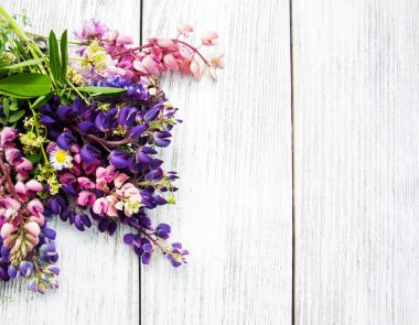 Bir masaya acı bakla çiçek