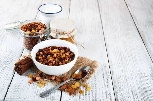 Ev yapımı fındıklı granola.