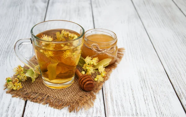 Bir fincan ıhlamur çiçekli bitki çayı.