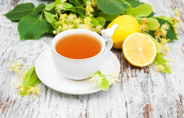 Bir fincan ıhlamur çiçekli bitki çayı.