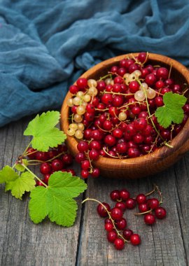 Frenk üzümü ile kase