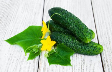 Bir tablo üzerinde taze salatalık