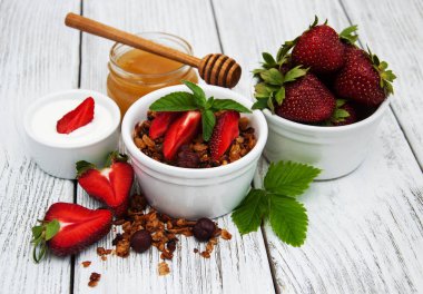 Çilek ile ev yapımı granola