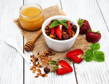 Çilek ile ev yapımı granola