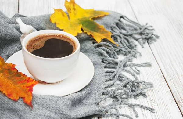 Tasse Kaffee und Herbstblätter — Stockfoto