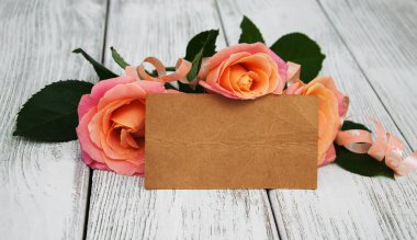 Ahşap arka planda pembe güller