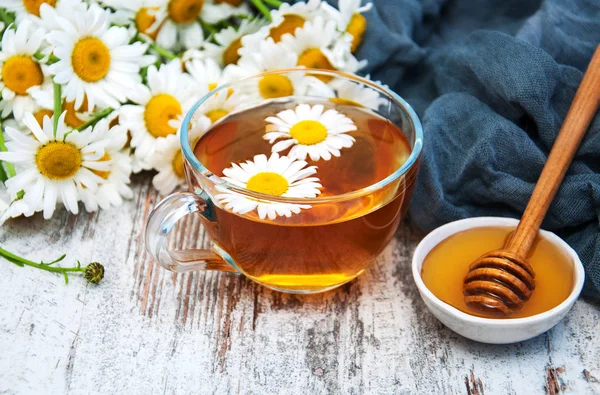 Bir fincan bitki çayı.