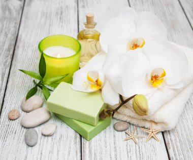 Spa Ürünleri ve beyaz orkide