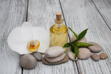 Spa Ürünleri ve beyaz orkide