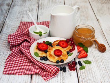 süzme peynirli gözleme çilek ile