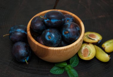 Erik yeşil yaprakları ile ile kase