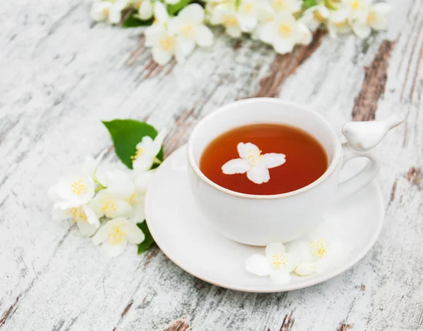 Kopje thee met jasmijnbloemen — Stockfoto
