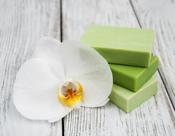 El yapımı Sabun ve beyaz orkide