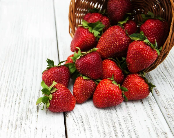 Reife Erdbeeren auf Holztisch — Stockfoto