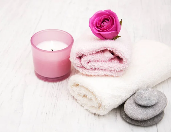 Рушники для ванни з рожевими трояндами — стокове фото