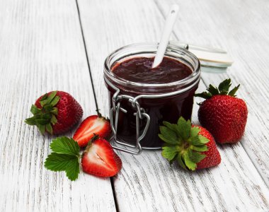 Çilek reçeli ve taze çilek.