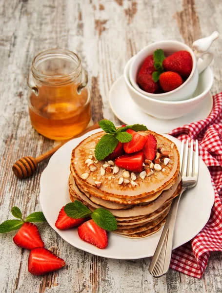 Pfannkuchen mit Erdbeeren — Stockfoto