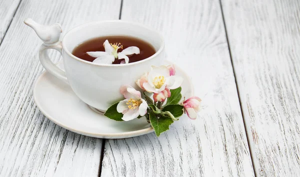 Cup of tea with apple blossoms — Stock Photo, Image