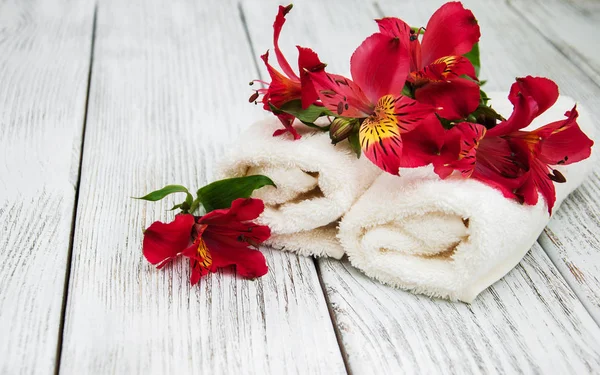 Spa havlu ve alstroemeria çiçekler
