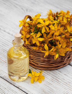 St. John özütüyle dolu bir şişe.