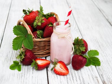 Yoğurtlu taze çilek