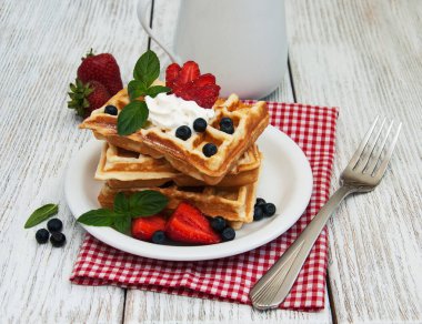 çilek, yaban mersini ve süt ile gözleme