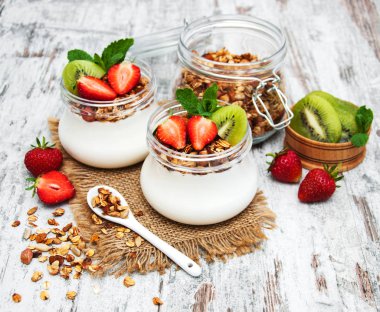 yoğurt ve granola kahvaltı için