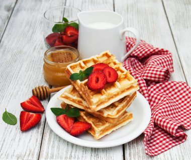 Çilekli ve naneli Belçika waffleları