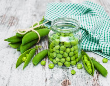 bir tabloda yeşil bezelye