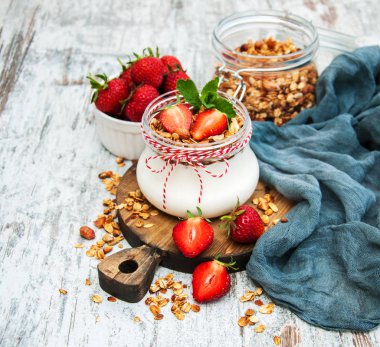 yoğurt ve granola kahvaltı için