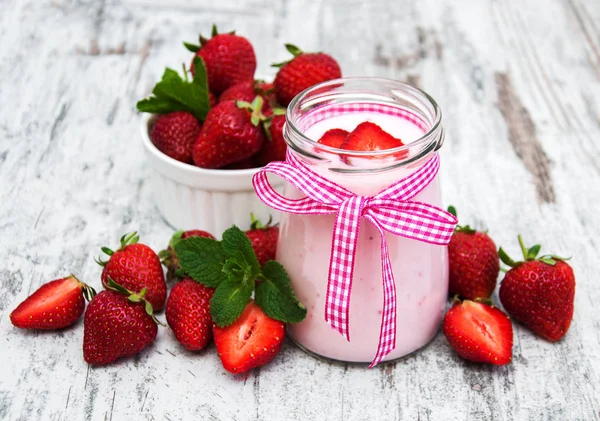 Yogur con fresas —  Fotos de Stock