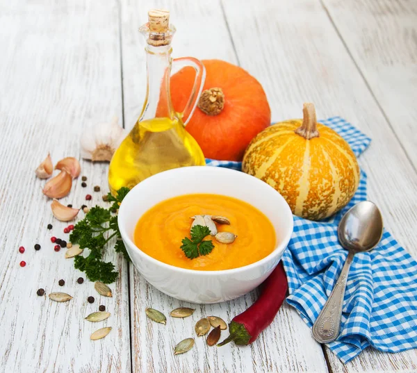 Kürbissuppe mit frischen Kürbissen — Stockfoto