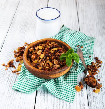 Bir tablo üzerinde ev yapımı granola