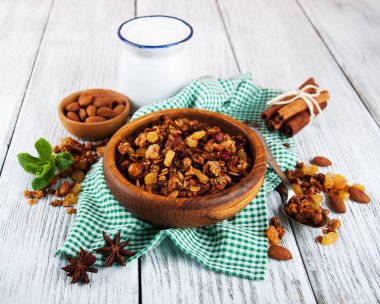 Bir tablo üzerinde ev yapımı granola