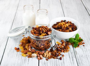 Bir tablo üzerinde ev yapımı granola