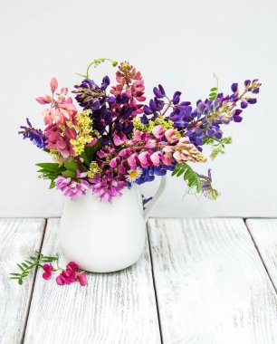 Cam vazo içinde sunulan lupines