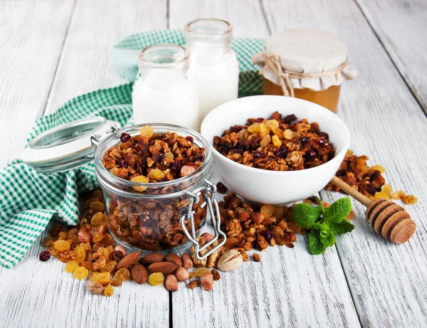 Bir tablo üzerinde ev yapımı granola
