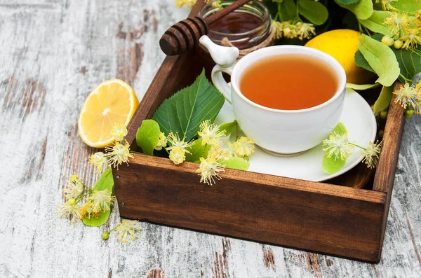 Taza de té de hierbas con flores de tilo —  Fotos de Stock