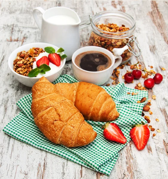 Croissant, kaffe, granola och jordgubbar — Stockfoto