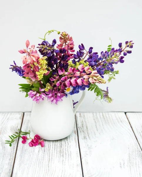 Cam vazo içinde sunulan lupines