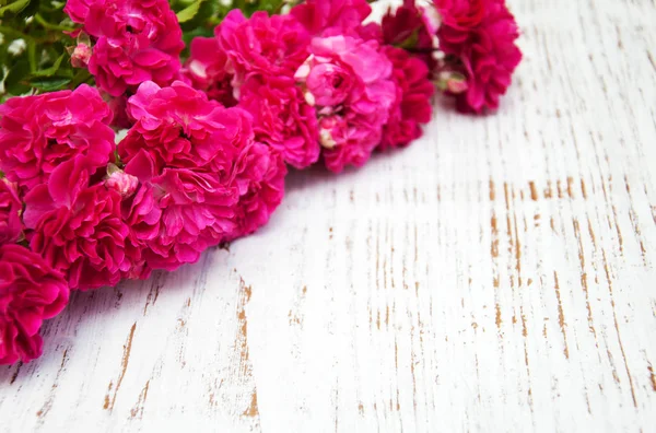 Rosas cor de rosa em uma mesa — Fotografia de Stock