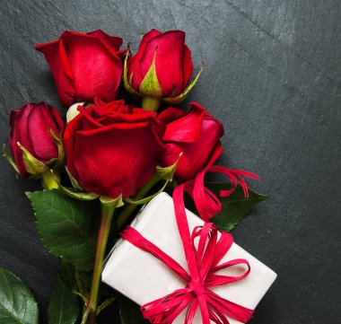 Kırmızı güller ve hediye kutusu