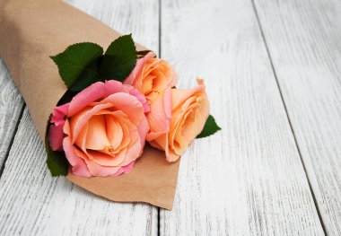 Ahşap arka planda pembe güller