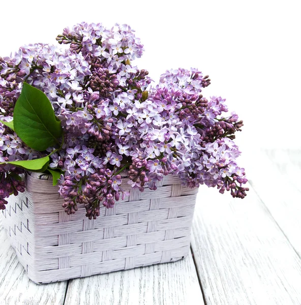 Bir masaya Lila çiçek