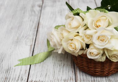 Sepet içinde beyaz gül